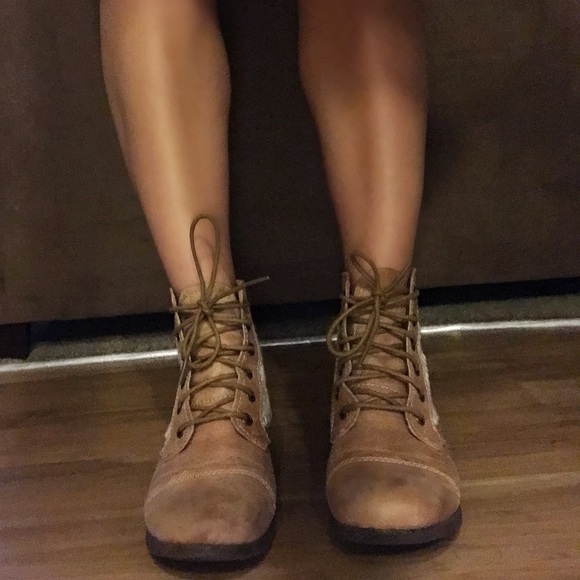 Tan combat boots w/ crotchet - Picture 2 of 4